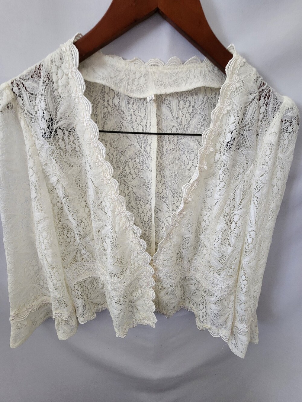 Lace Cardigan Cropped. Size Medium